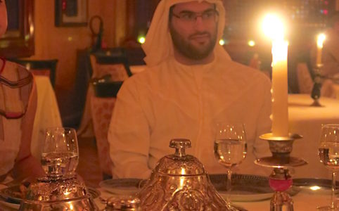 ラマダンの食事をするドバイ観光局の男性