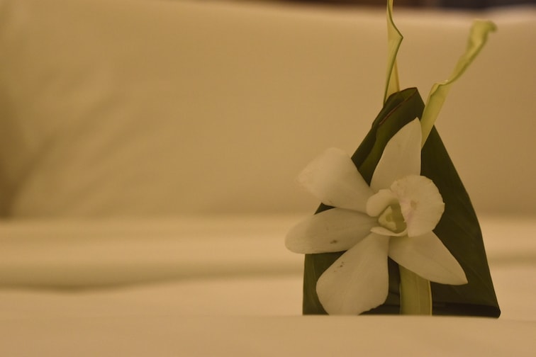 ベッドの上の花