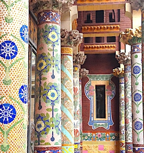 カラフルな柱のテラスの画像