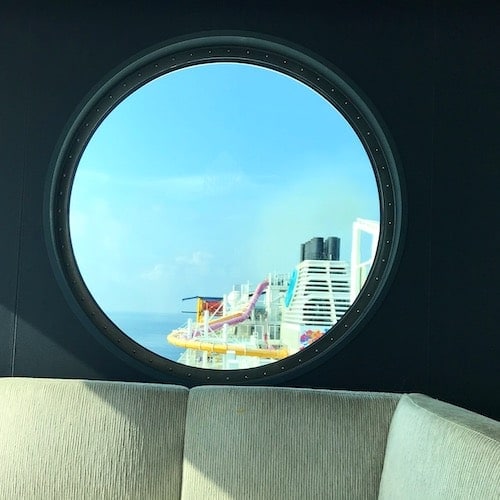 船の丸窓からの景色の画像