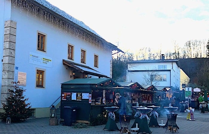 聖ニコラス堂前のクリスマスマーケットの画像