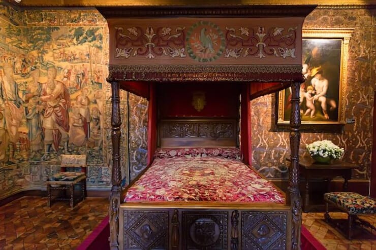 城内のカトリーヌ王妃の寝室