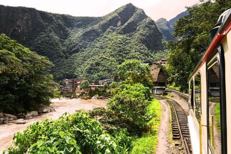 マチュピチュ村へ向かう列車からの風景